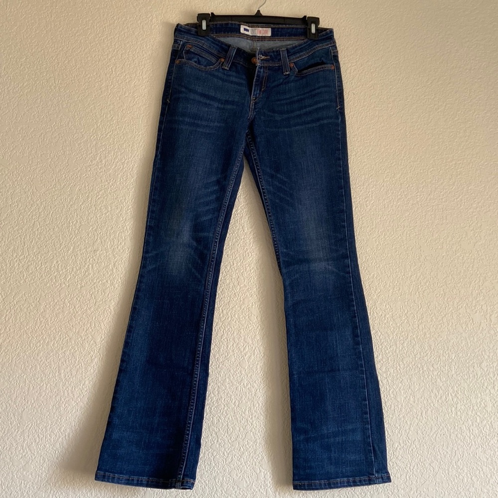 Levi’s dark blue demi curve, size 9M, jean,